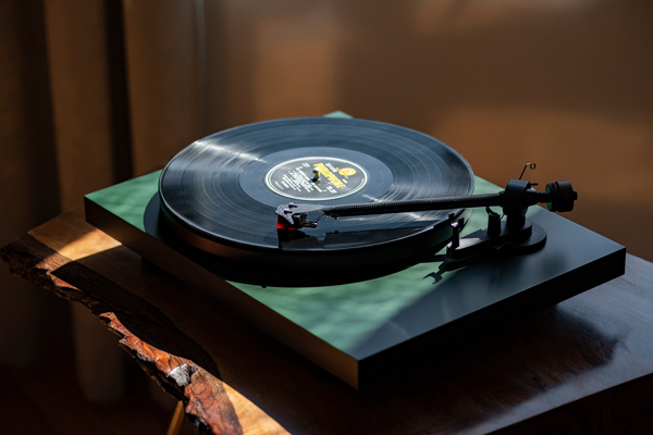 Debut Carbon EVO: Pro-Ject's most popular turntable refined in every aspect.