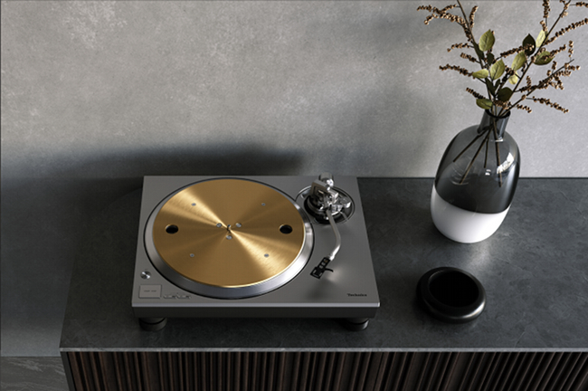 Technics expanded Grand Class product range of turntables with the ΔΣ-Drive SL-1300G.